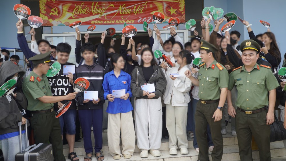Los estudiantes que vienen de la isla a la costa para rendir el examen de graduación son recogidos y llevados por la fuerza "Equipo de coches de policía voluntario". Foto: Nguyên Anh
