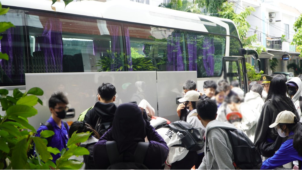 Đưa các em học sinh đến những điểm đăng ký lưu trú nghỉ. Ảnh: Nguyên Anh