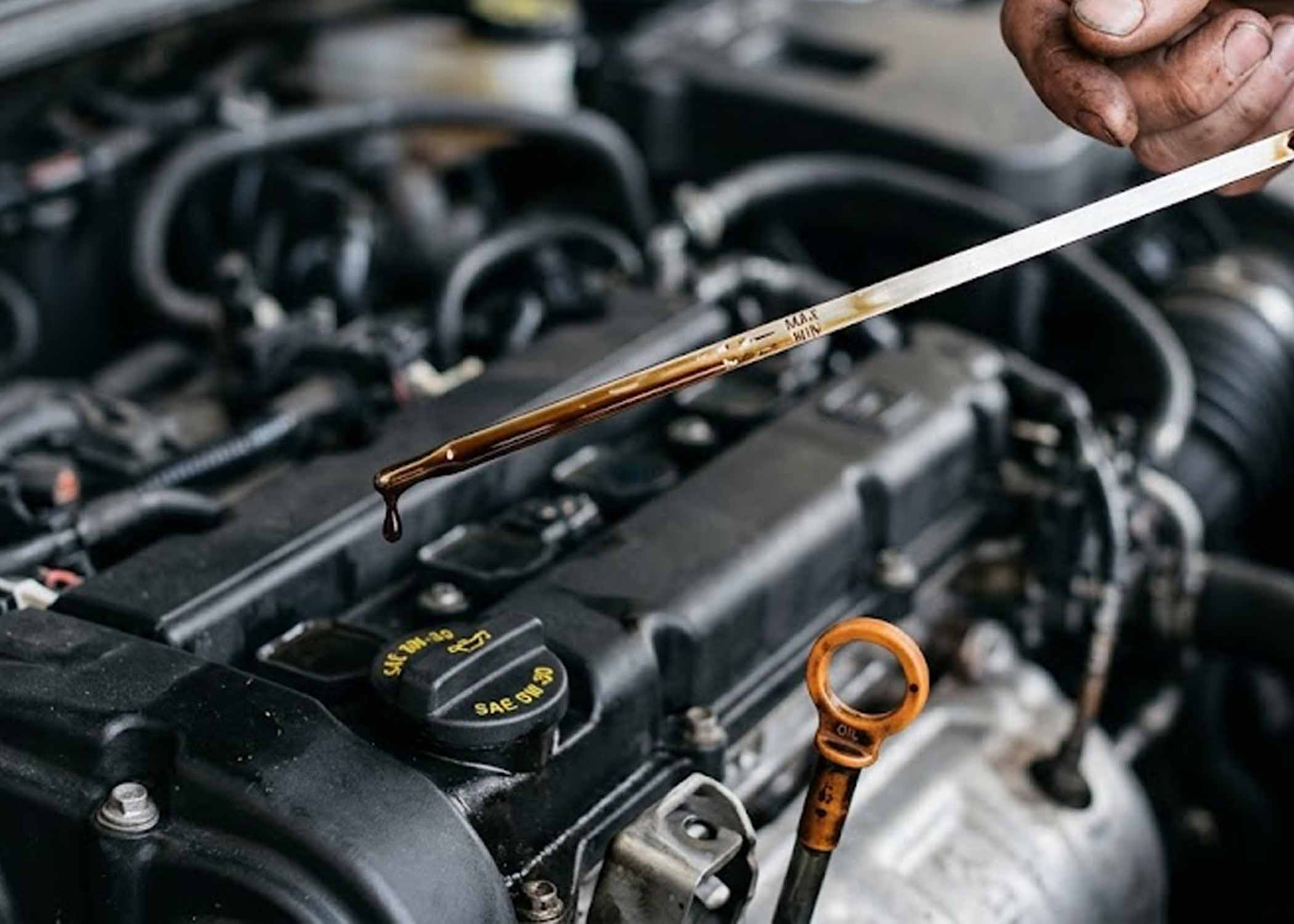 Many people worry about lack of lubricant but do not know that pouring too much can also reduce lubrication pressure, causing serious engine damage. Graphics: Cat Tien
