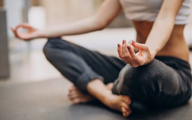 Practicing yoga in the morning helps keep your spirits awake and create healthy habits. Photo: Thuy Duong