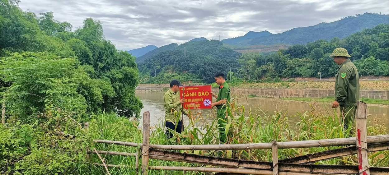 Xã Trịnh Tường tăng cường cắm biển cảnh báo tại những khu vực tiềm ẩn nguy cơ đuối nước trong mùa hè.