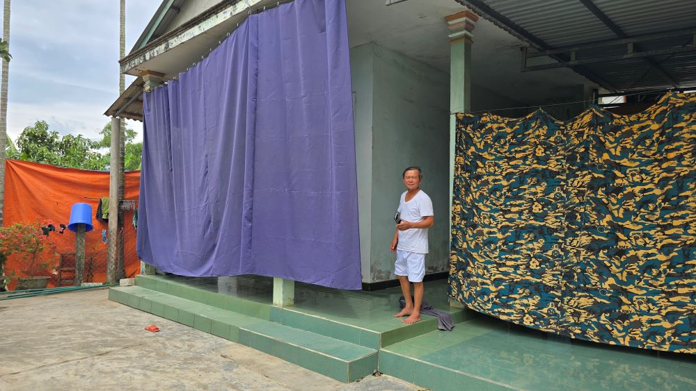 Người dân dùng bạt che quanh nhà để tránh bụi, nhưng vẫn ảnh hưởng nặng. Ảnh: Hưng Thơ