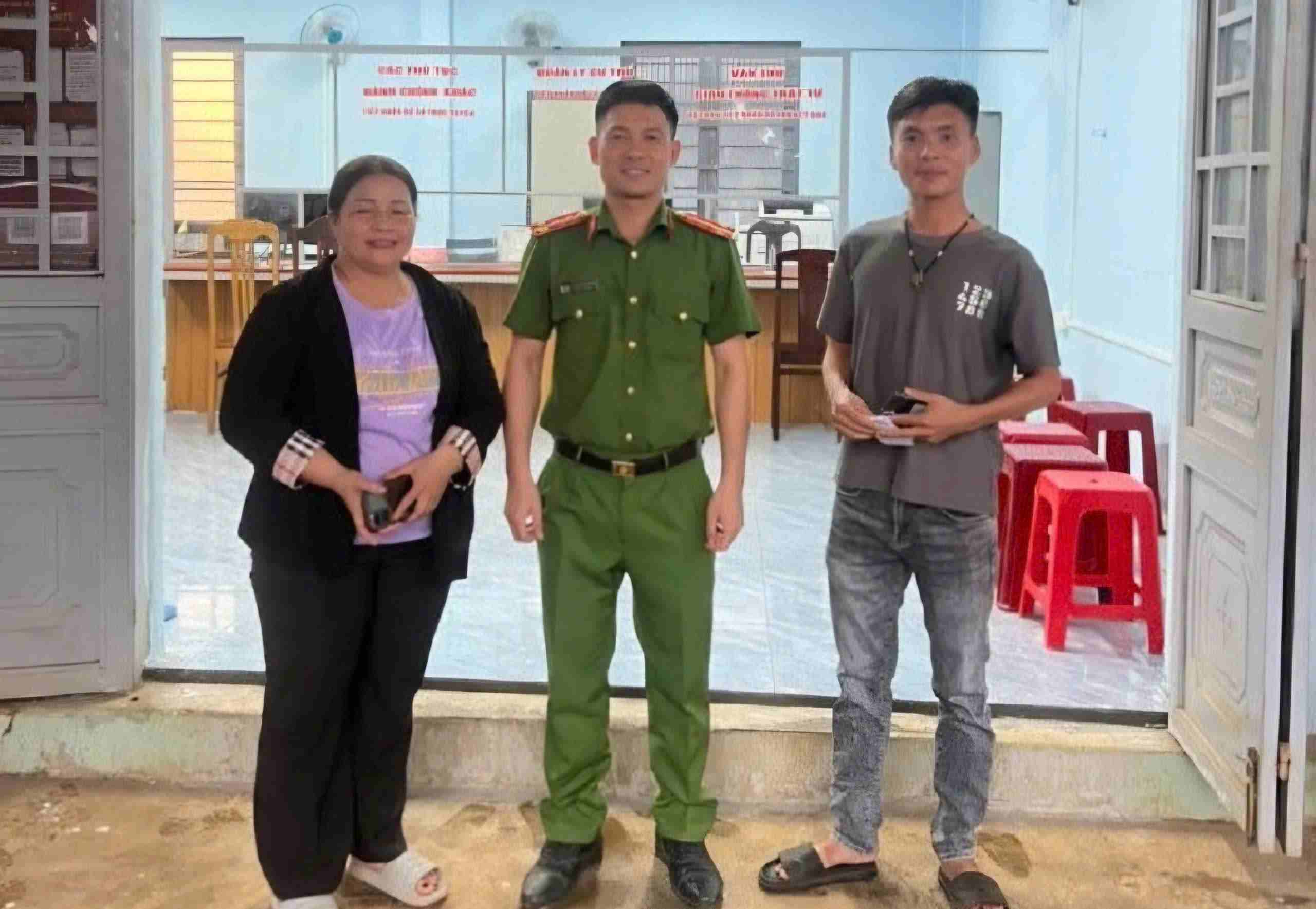 Công an xã Nhân Cơ hỗ trợ người phụ nữ xác minh trao trả lại 477 triệu đồng chuyển nhầm cho anh Khoa. Ảnh: Công an