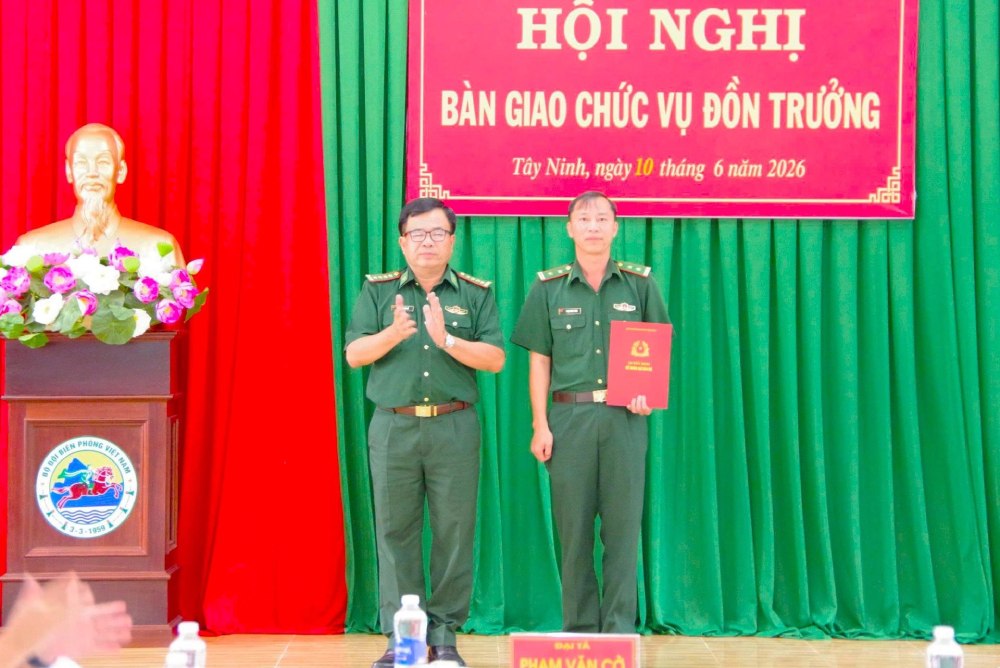 Colonel Pham Van Co - Deputy Commander, Chief of Staff of Tay Ninh Provincial Border Guard Command awarded the decision to appoint Lieutenant Colonel Pham Van Toan to hold the position of Deputy Secretary of the Party Committee of Chang Riec Border Gate Border Guard Station. Photo: Tay Ninh Provincial Border Guard Command