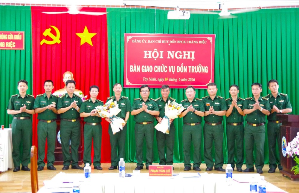 Đại tá quân đội Phạm Văn Cờ - Phó Chỉ huy trưởng, Tham mưu trưởng BĐBP tỉnh Tây Ninh tặng hoa chúc mừng Trung tá Phạm Văn Toàn và Thượng tá Vũ Văn Minh. Ảnh: BĐBP tỉnh Tây Ninh