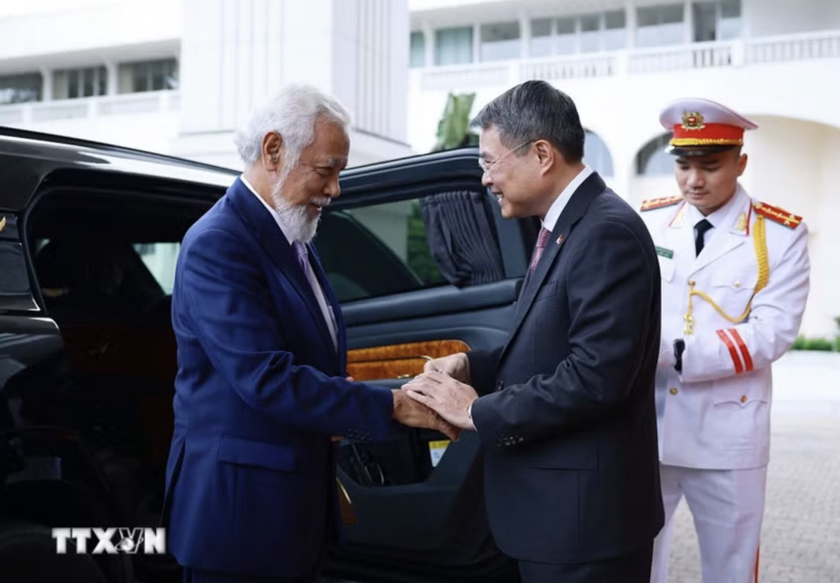 Politburo Member, Prime Minister Le Minh Hung welcomes Prime Minister of the Democratic Republic of Timor-Leste Kay Rala Xanana Gusmao. Photo: VNA