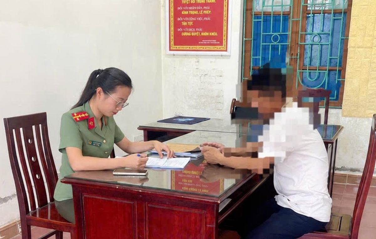 Công an xã Cát Thành, tỉnh Ninh Bình xử phạt 2 trường hợp có hành vi chia sẻ thông tin sai sự thật. Ảnh: Công an Ninh Bình
