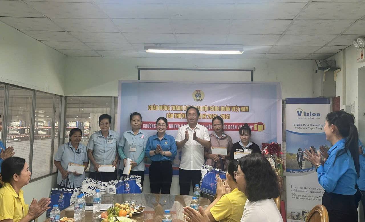 Đoàn thăm và trao quà ở 