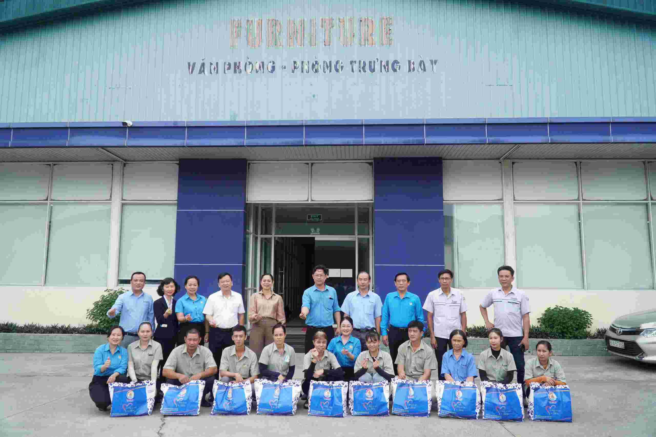 Đoàn thăm và trao quà cho công nhân khó khăn ở Công ty TNHH Phát Triển (phường Phú Lợi). Ảnh: Đình Trọng