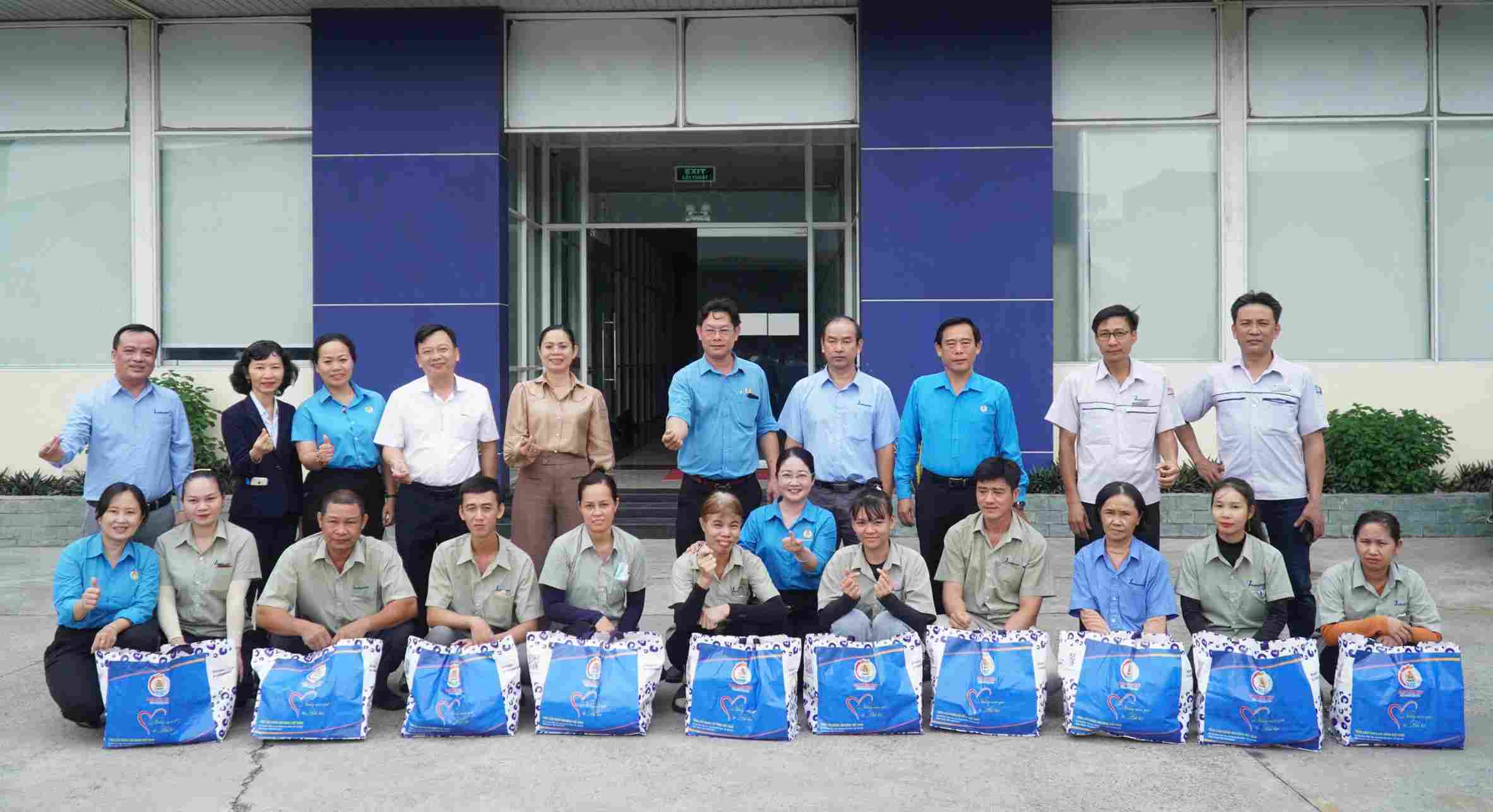 Ho Chi Minh City Labor Federation presents gifts from the 14th Vietnam Trade Union Congress to workers in difficult circumstances in Phu Loi ward. Photo: Dinh Trong