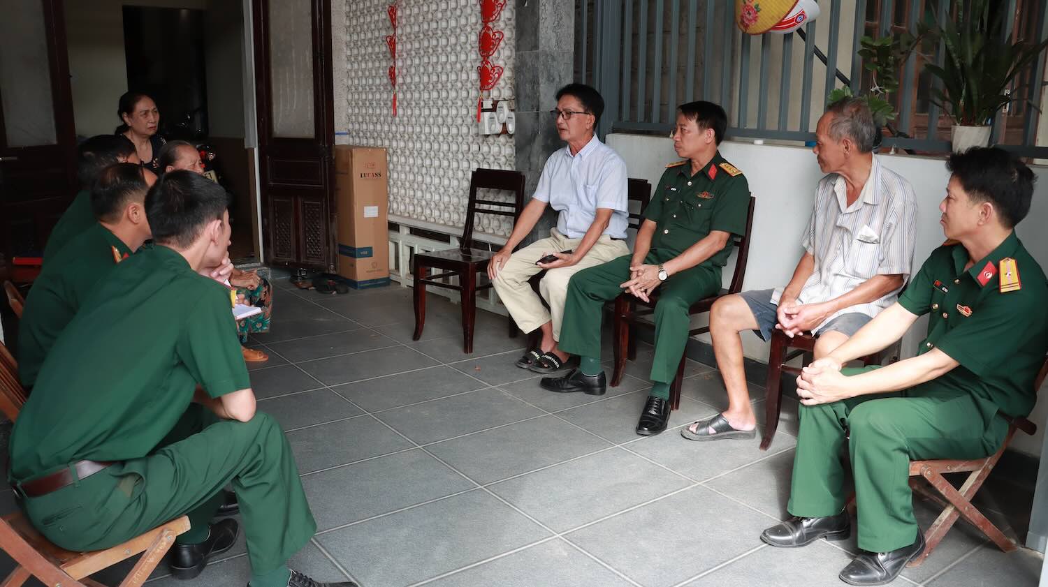 La delegación de trabajo del Comando Militar de la ciudad de Hue comprende la situación y trabaja con testigos sobre el área donde se sospecha que hay un mártir colectivo. Foto: Le Sau
