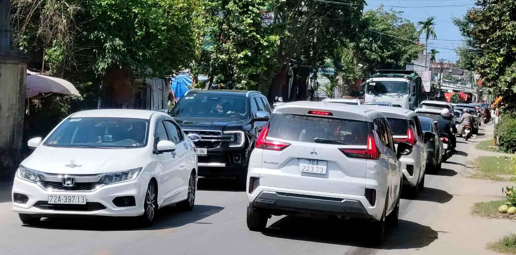 La route nationale 24B est actuellement trop étroite, en particulier le tronçon de près de 6 km de long, de l'échangeur ferroviaire Nord-Sud appartenant au quartier de Truong Quang Trong au point final au Km 29+800 appartenant à la commune de Son Tinh, Quang Ngai. Photo: Dong Giang