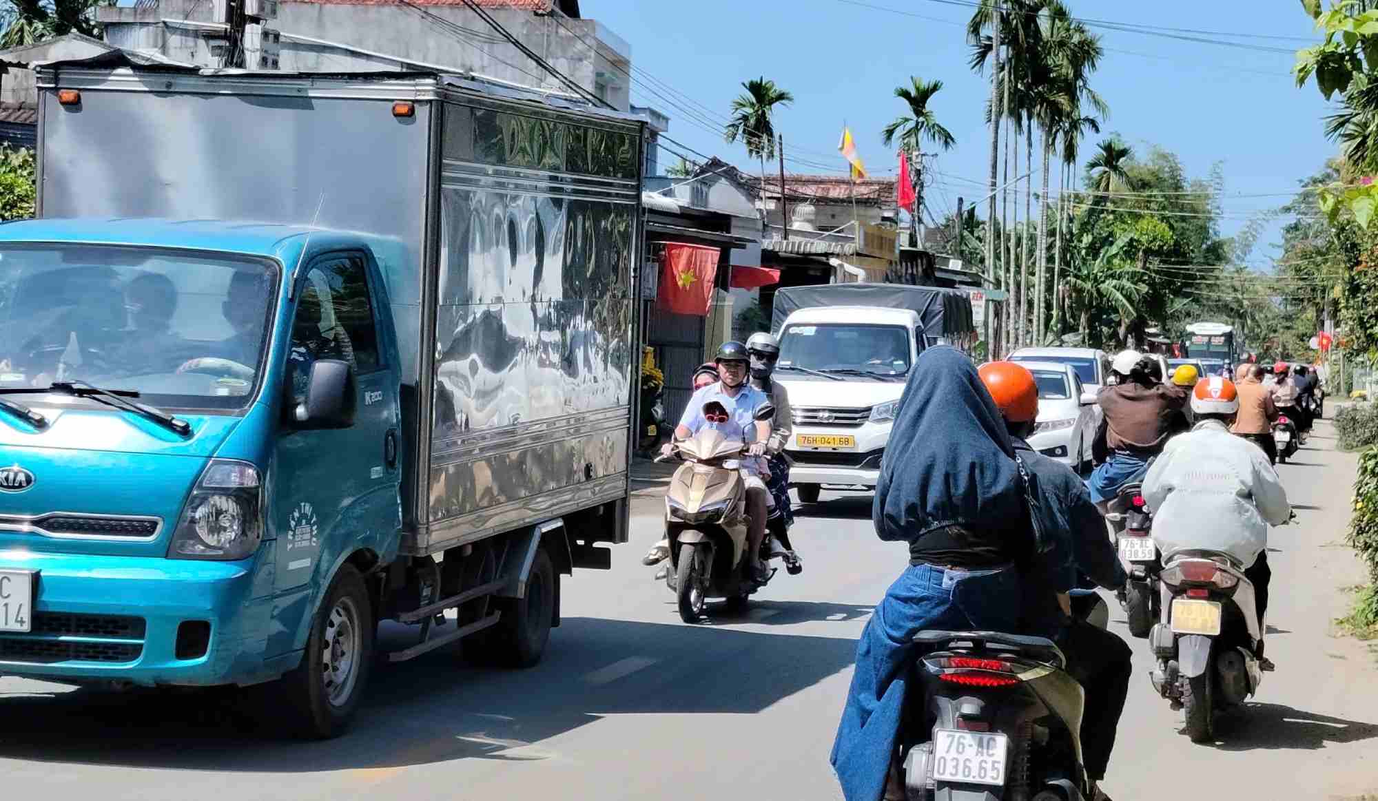 Phần lớn chiều dài tuyến qua địa phận xã Sơn Tịnh (Tịnh Hà và Tịnh Sơn cũ) dân cư dọc hành lang đông đúc. Ảnh: Đông Giang