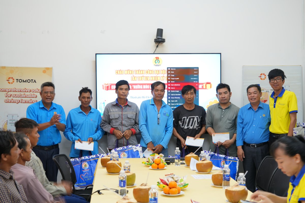 Ho Chi Minh City Labor Federation presents gifts from the 14th Vietnam Trade Union Congress to people in difficult circumstances in the Eastern region. Photo: Thanh An