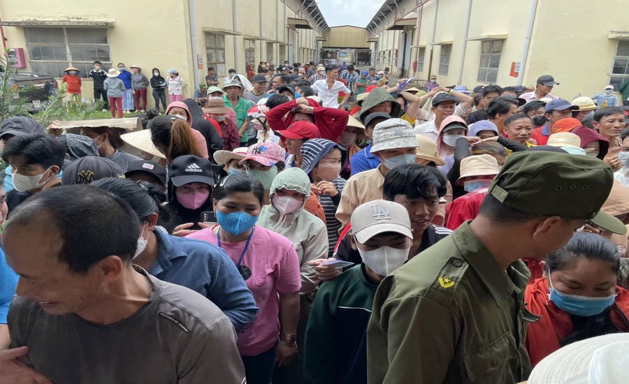 Hundreds of workers are still owed wages by Hoang Sinh Company. Photo: Dinh Trong