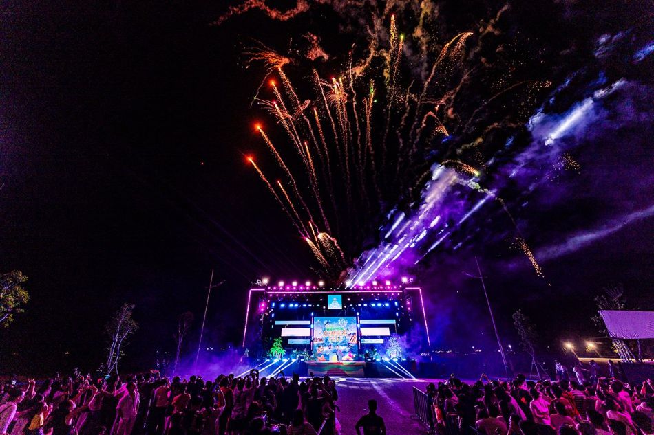 Hàng nghìn du khách hòa mình vào đêm nhạc hội bên biển tại Paradise Summer Fest