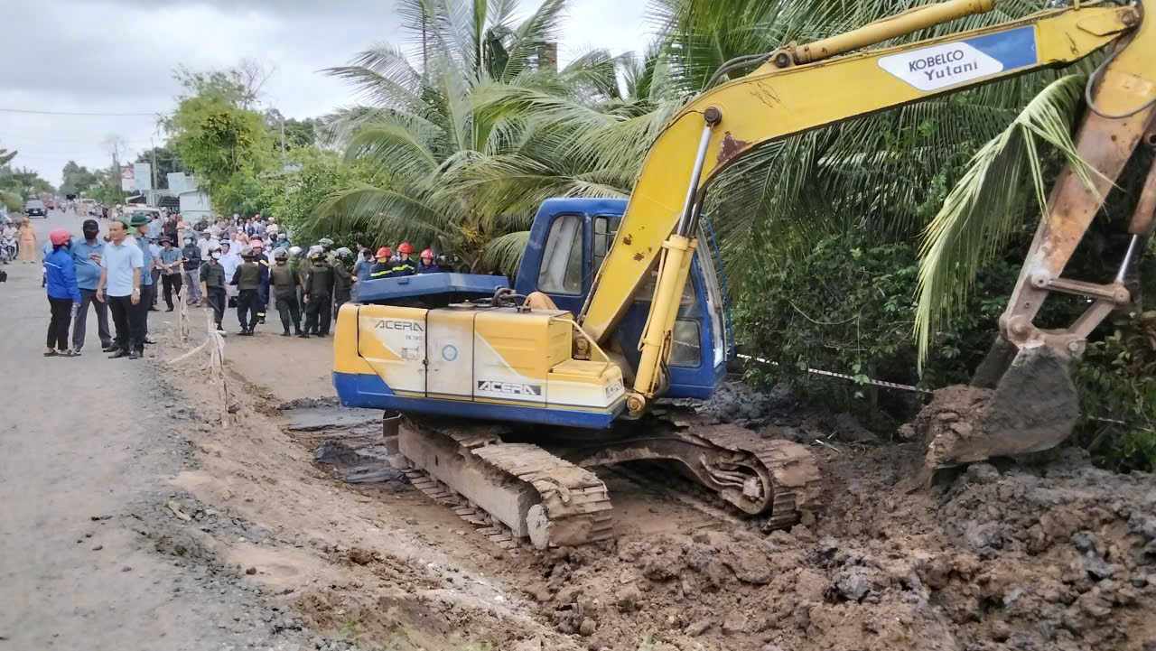 Hong Dan commune, Ca Mau protects construction, resolutely removing difficulties and handing over the site to the construction unit. Photo: Nhat Ho.