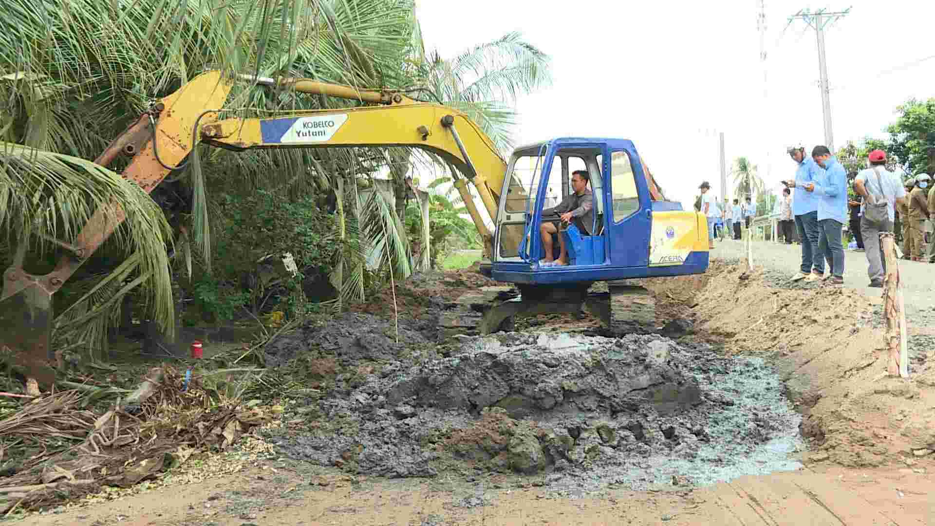 Dự án Ninh Quới - Ngan Dừa, Cà Mau được bảo vệ thi công. Ảnh: Nhật Hồ.