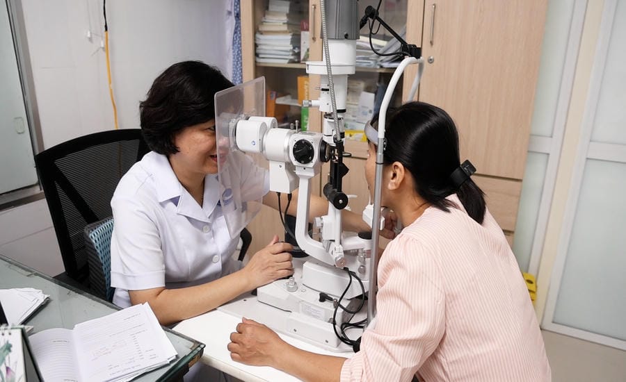 La Sra. Tran Thi Bich Hong fue diagnosticada con ojo seco después de ser examinada en un hospital especializado. Foto: Viet Anh