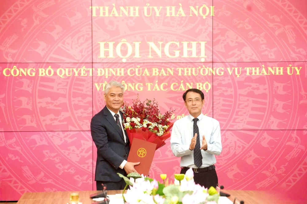 Standing Deputy Secretary of the Hanoi Party Committee Nguyen Trong Dong presents the decision of the Standing Committee of the City Party Committee and presents flowers to congratulate Mr. Pham Quang Hung on taking office. Photo: Pham Hung