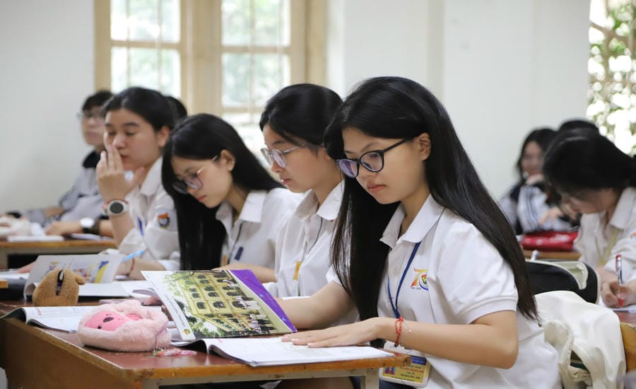 After a period of hard study, 12th grade students begin to enter the 2026 high school graduation exam. Photo: Tuong Van