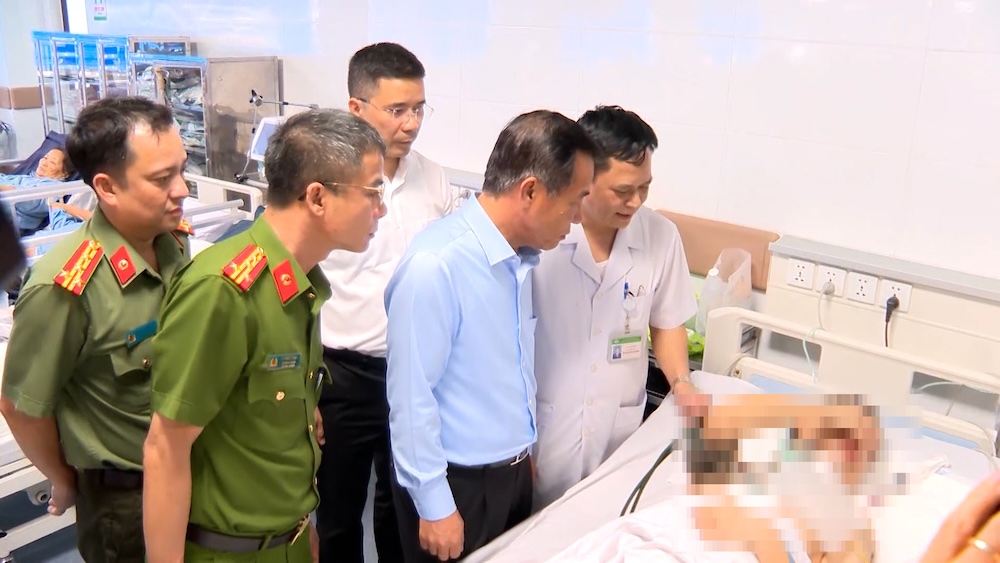 Thanh Hoa Provincial Party Secretary visits the police lieutenant colonel who was injured while on duty. Photo: Thanh Hoa Provincial Police