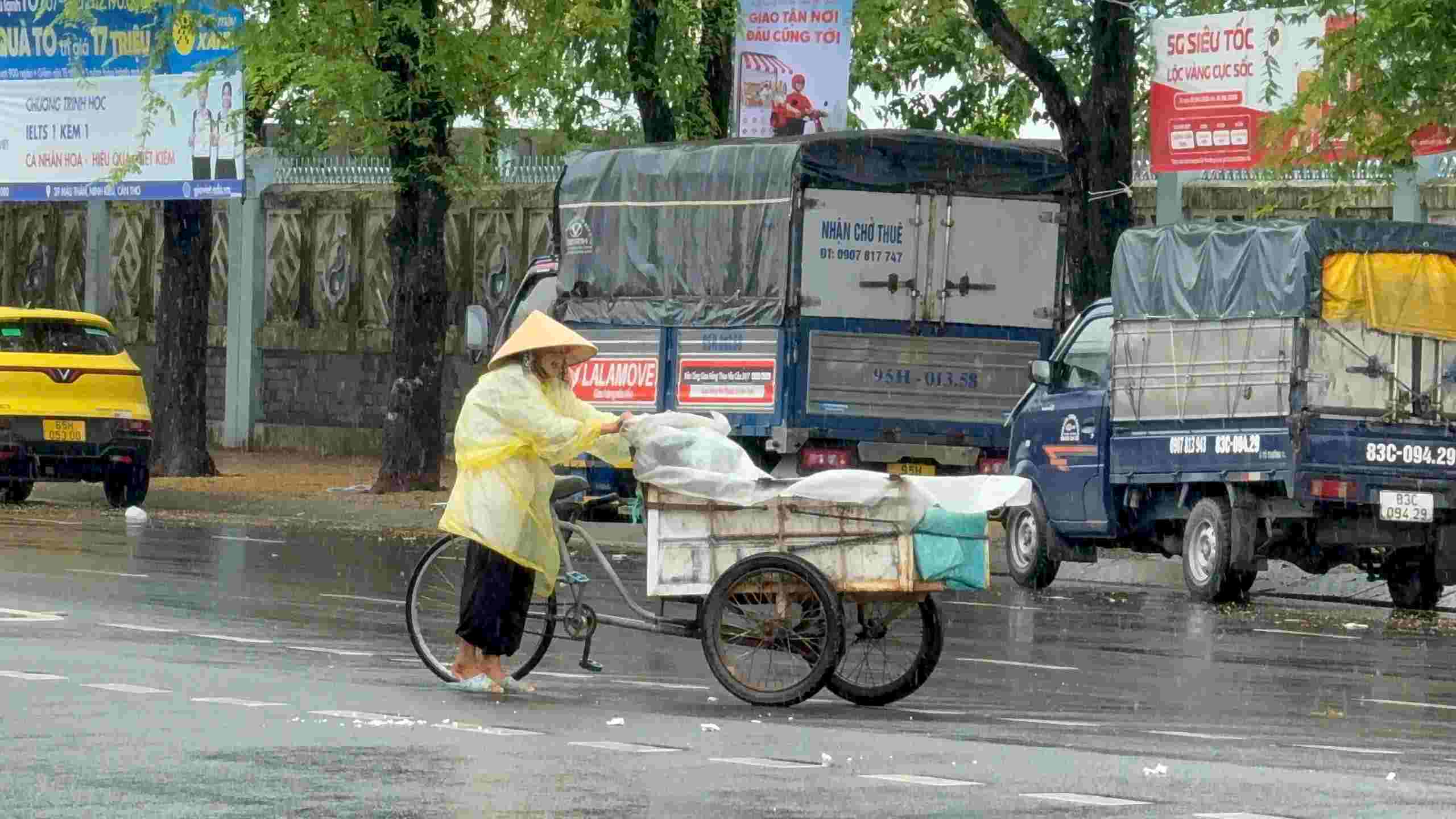Can Tho freelance workers heavily burdened with making a living in the rainy and windy season