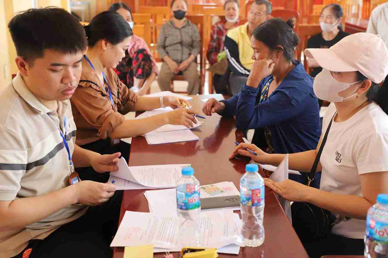 Payment of compensation and resettlement support to serve the Investment Project to build the DT. 382B road. Photo: Xa An Thi