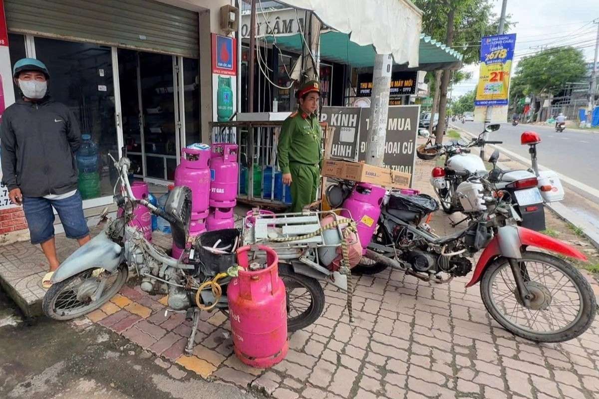 2 modified gas motorbikes were discovered and handled by Long Hai Commune Police. Photo: Thanh Tuyen