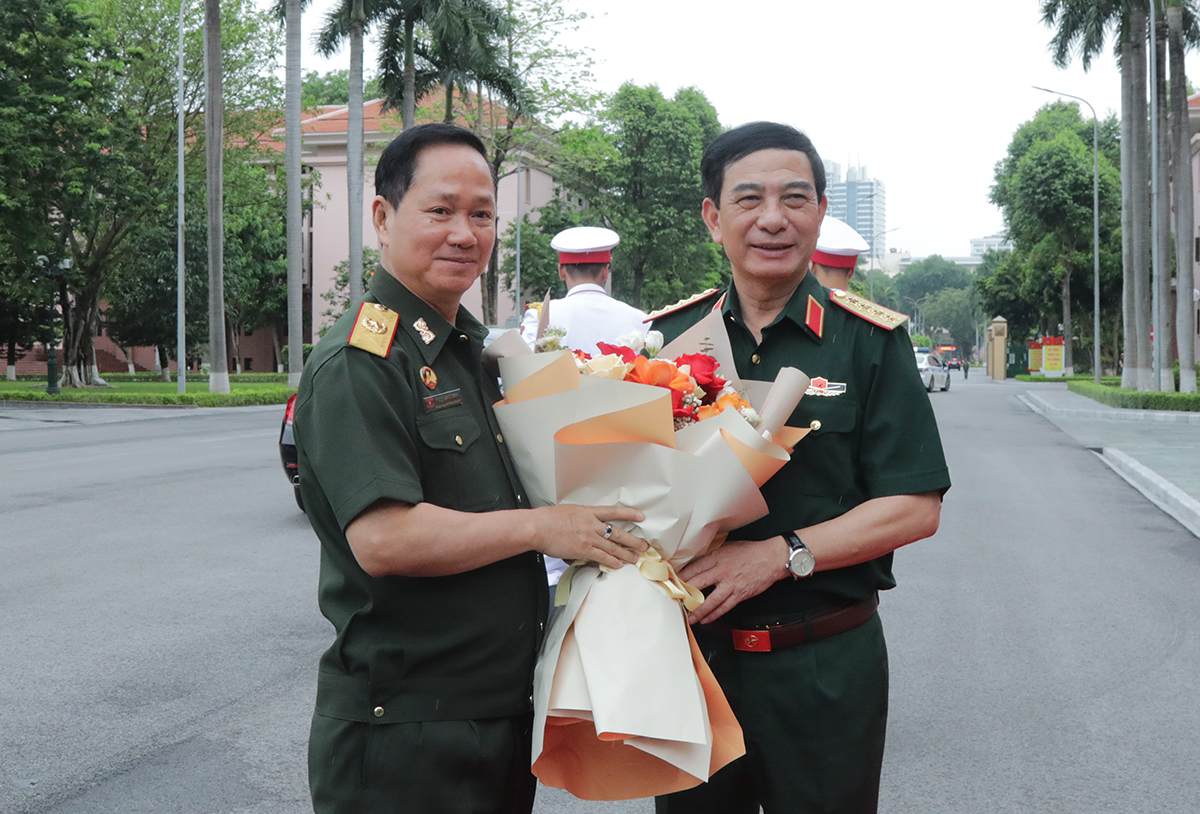 General Phan Van Giang - Member of the Politburo, Deputy Prime Minister, Minister of National Defense - welcomes General Khamliang Outhakaysone. Photo: Ministry of National Defense