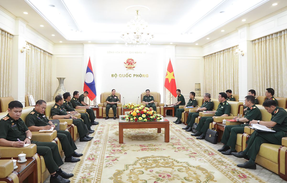 Tại buổi tiếp, Đại tướng Phan Văn Giang, đề nghị hai bên tiếp tục phối hợp chặt chẽ trong công tác tìm kiếm, hồi hương hài cốt liệt sĩ Việt Nam hy sinh tại Lào về nước. Ảnh: Bộ Quốc phòng
