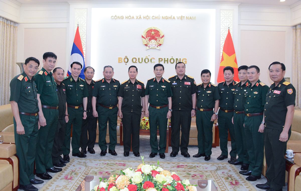 Các đại biểu chụp ảnh lưu niệm. Ảnh: Bộ Quốc phòng
