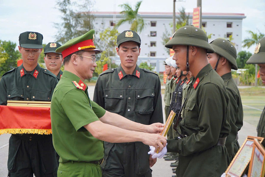 Đại tá Vũ Cao Sơn - Phó Tư lệnh CSCĐ dự và chỉ đạo Lễ bế giảng tại Trung tâm Huấn luyện, bồi dưỡng nghiệp vụ và giáo dục nghề nghiệp số 3 (Đà Nẵng). Ảnh: Bộ Tư lệnh CSCĐ