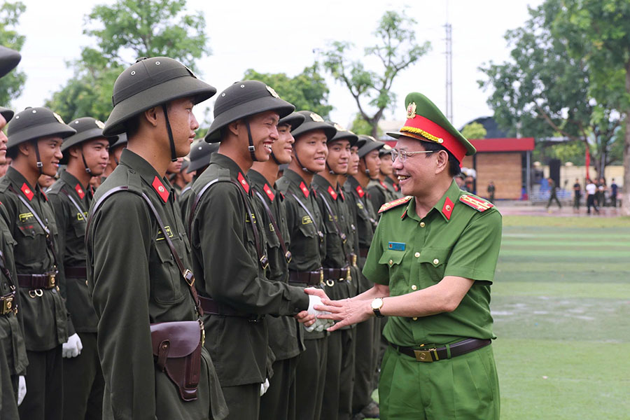 Đại tá Nguyễn Văn Trầm - Phó Tư lệnh CSCĐ chúc mừng các chiến sĩ mới huấn luyện tại trung tâm huấn luyện số 1. Ảnh: Bộ Tư lệnh CSCĐ