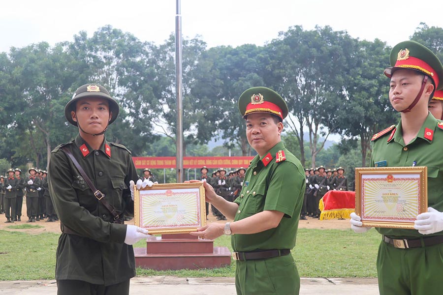Đại tá Đỗ Tiến Thuỳ - Phó Tư lệnh CSCĐ trao giấy khen … tại Trung đoàn cscđ số 2