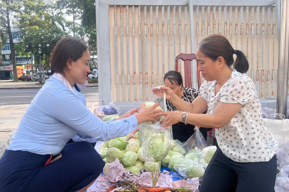 Consuming Vietnamese agricultural products with guaranteed quality and reasonable prices at Vung Tau Ward Vietnam Fatherland Front Committee. Photo: Thanh An