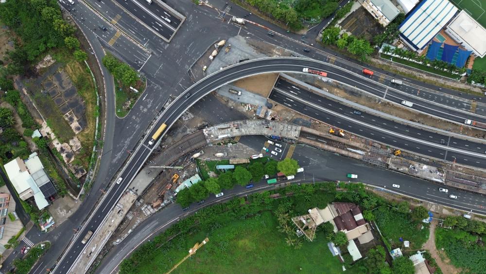 Nhìn trên cao, nhánh cầu vượt N4 đã cơ bản thành hình. Ảnh: Anh Tú