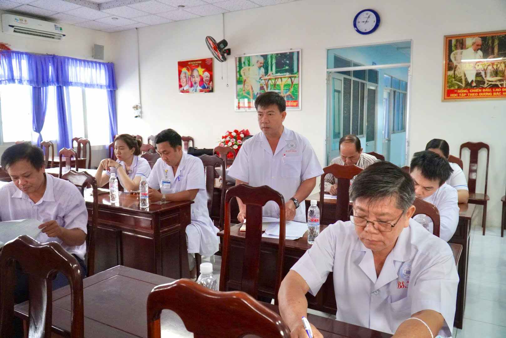 Đoàn giám sát nghe Bệnh viện Hồng Dân, Cà Mau báo cáo về ca bệnh tay chân miệng. Ảnh: CDC Cà Mau.
