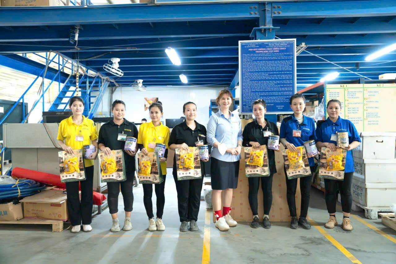 Grassroots trade union presents gifts to pregnant female workers. Photo: Lam Truong