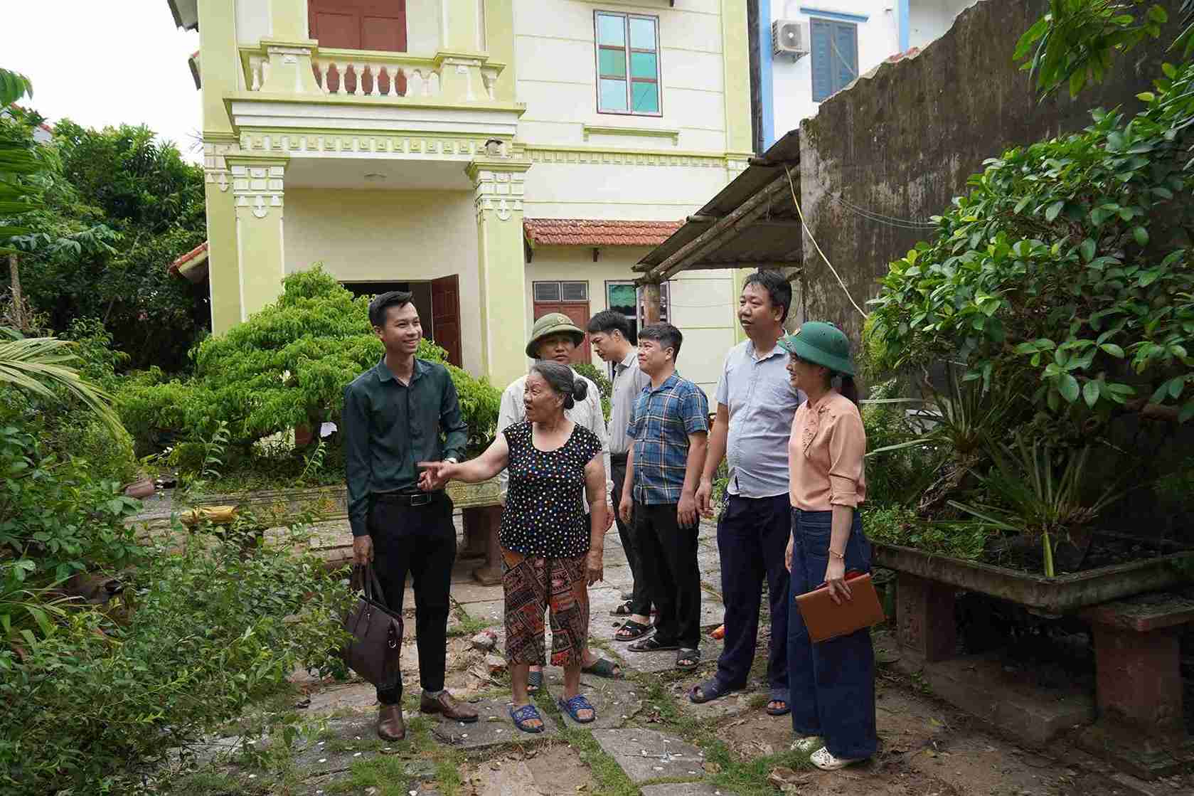 Người dân xã Nguyễn Trãi đồng thuận bàn giao đất để thực hiện dự án giao thông. Ảnh: Xã Nguyễn Trãi
