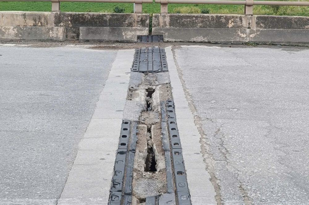 Trên tuyến đường tránh thành phố Thanh Hóa còn khoảng hơn 5km vẫn đang trong quá trình triển khai tu sửa. Ảnh: Quách Du