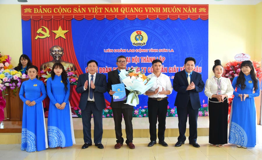 The grassroots trade union of Yen Chau Footwear JSC was established with more than 400 union members. Photo: Truong Son