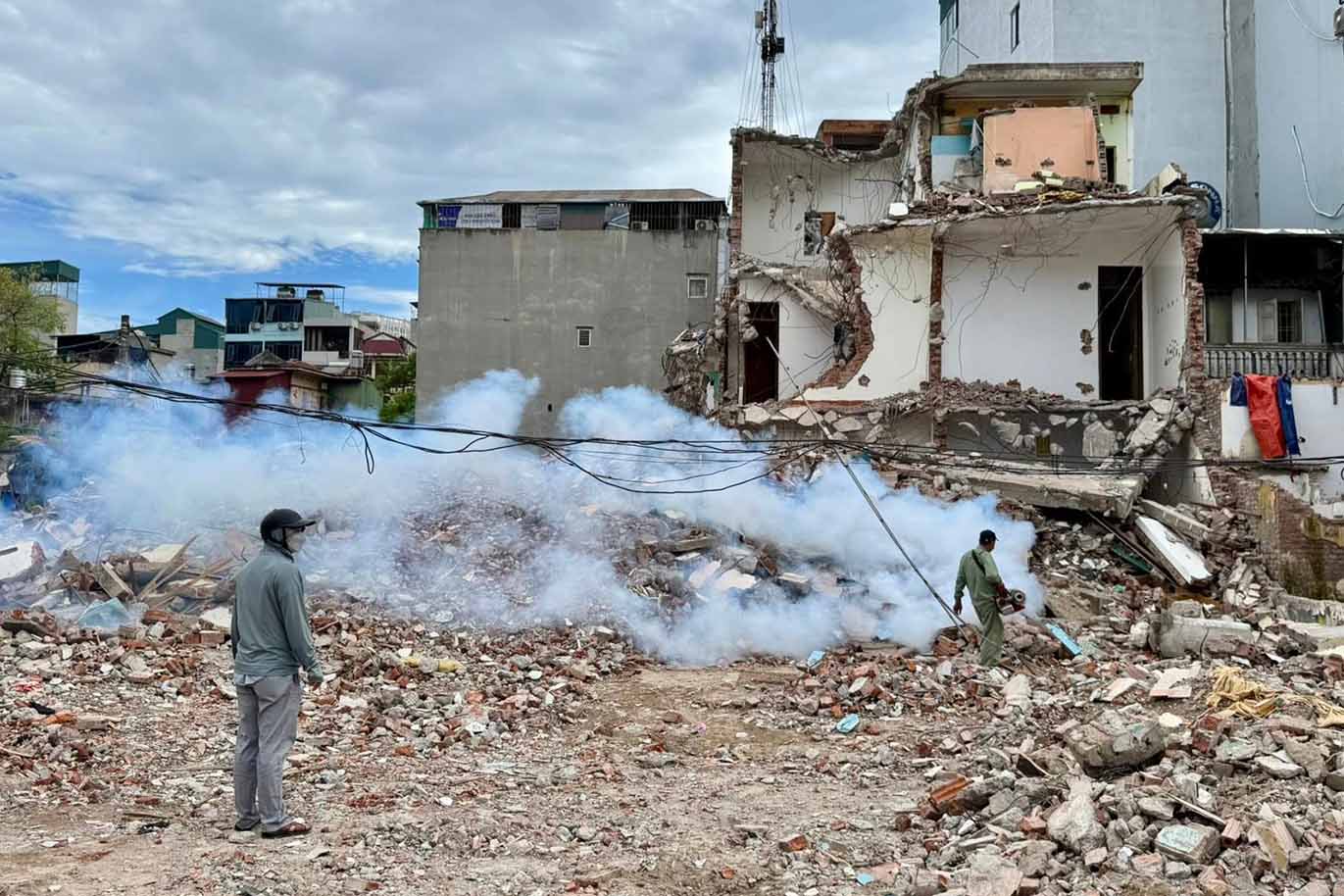 Yen Hoa Ward strengthens disinfection and mosquito control spraying in the 2.5 Ring Road clearance area after site clearance. Photo: Yen Hoa Ward Health Station