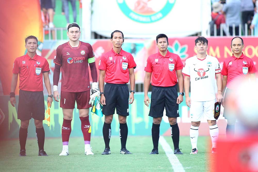 Referee Ahmad A'Qashah Bin Ahmad Al Badowe (3rd from right) will be on duty in the play-off match between PVF-CAND and Bac Ninh. Photo: VFF