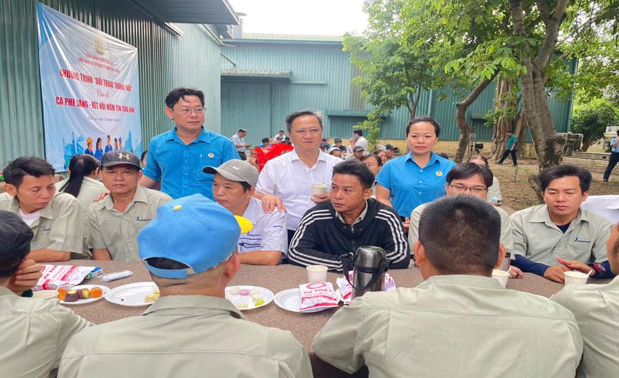 Dialogue program at Development Co., Ltd. in Phu Loi ward, Ho Chi Minh City. Photo: Dinh Trong