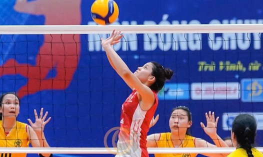 Los jóvenes jugadores de voleibol se prepararán para competir en el campeonato de clubes en Ninh Binh. Foto: VFV