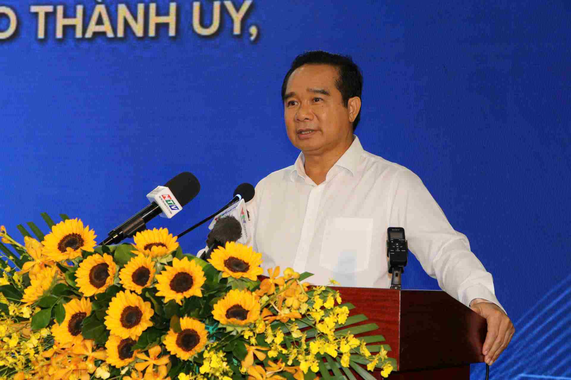 Mr. Nguyen Van Duoc - Chairman of Ho Chi Minh City People's Committee spoke at the conference to deploy, promote investment and develop rental housing in the area. Photo: Dinh Trong