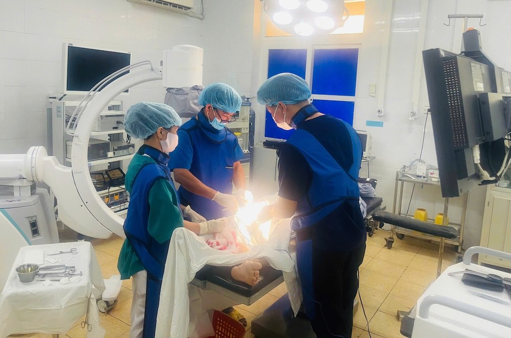 Các bác sĩ tiến hành phẫu thuật lấy chiếc kim khâu ra khỏi cơ thể bệnh nhân. Ảnh: Bệnh viện Đa khoa Khu vực Lệ Thủy