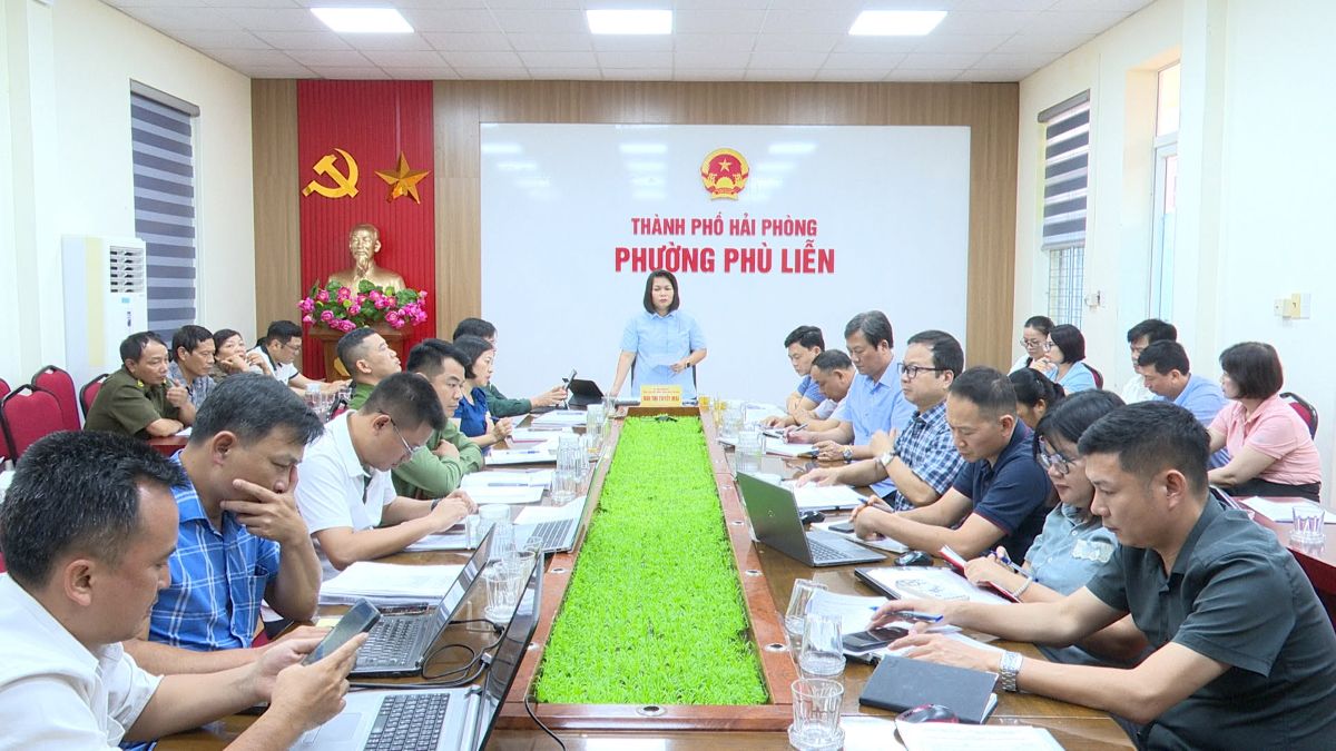 Phu Lien ward meets on the progress of site clearance for the project of connecting National Highway 5 - National Highway 10 section passing through the ward. Photo: Phu Lien ward e-Portal