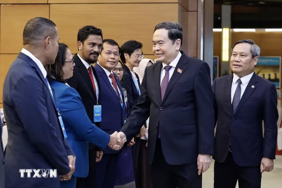 Politburo Member, National Assembly Chairman Tran Thanh Man receives the delegation of ASEAN city leaders attending the ASEAN City Leaders' Meeting. Photo: VNA